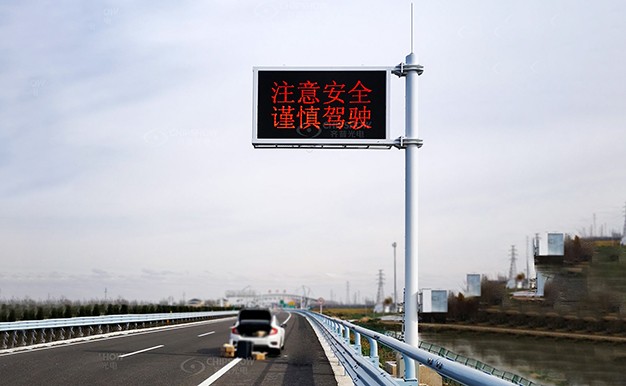 國(guó)內(nèi)某高速懸臂式可變情報(bào)板